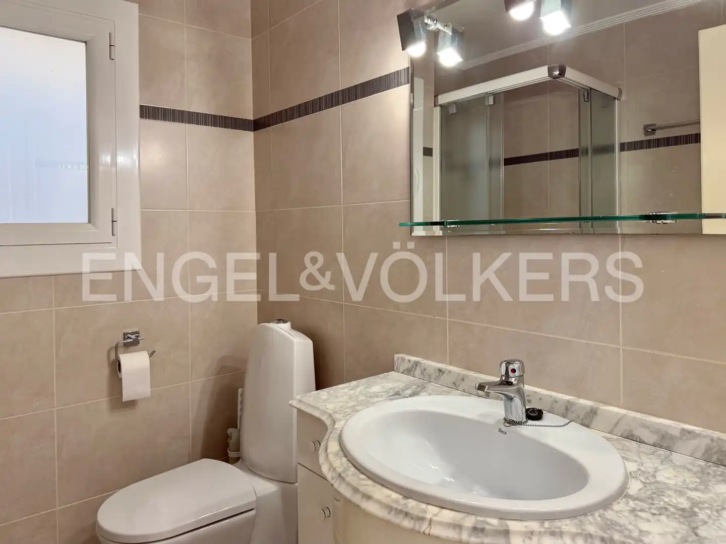 Badezimmer von Dachboden zum Verkauf in Salou mit Klimaanlage, Heizung und Terrasse