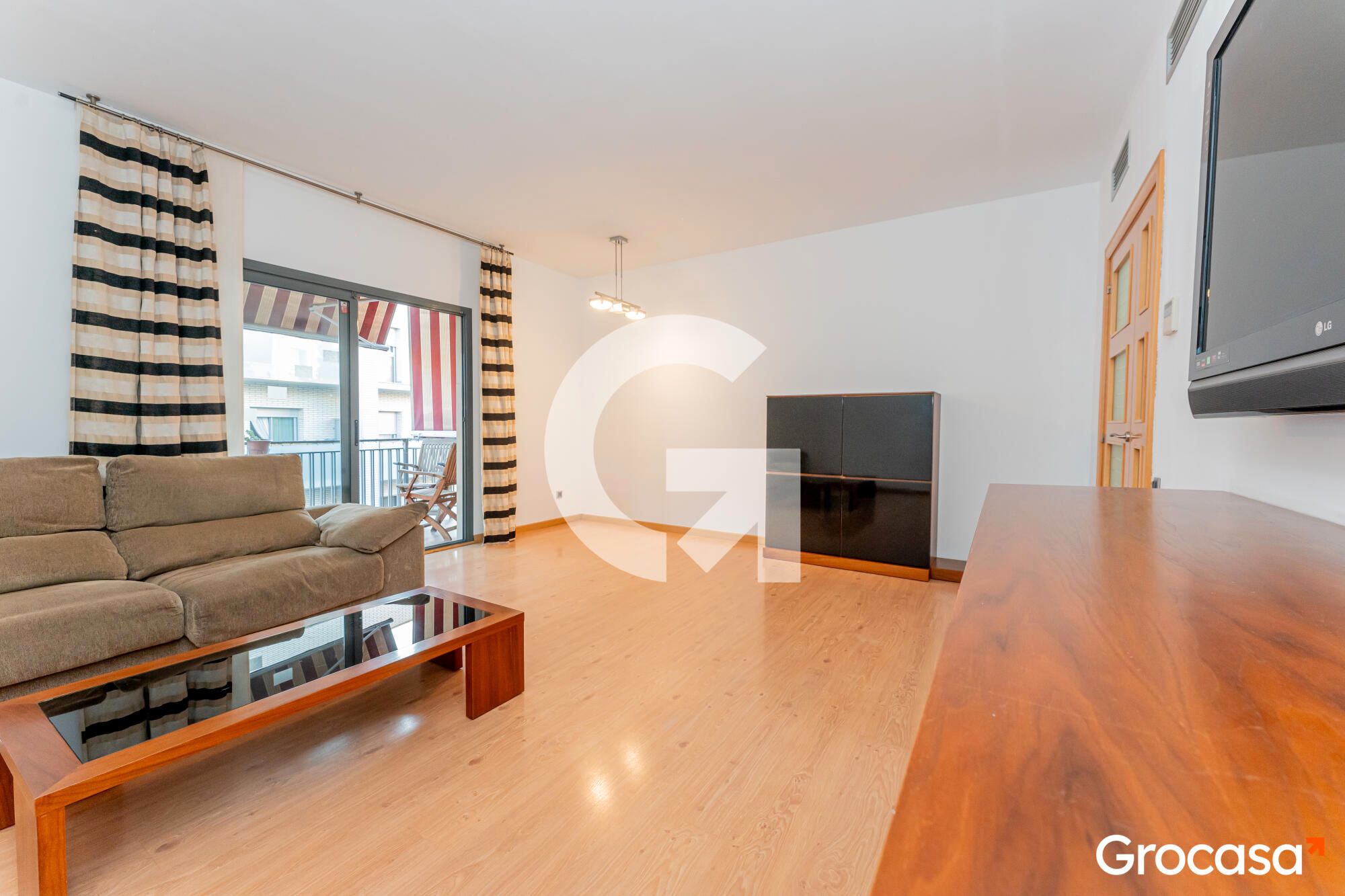 Vista exterior de Piso en venta en Cornellà de Llobregat con Aire acondicionado, Calefacción y Amueblado