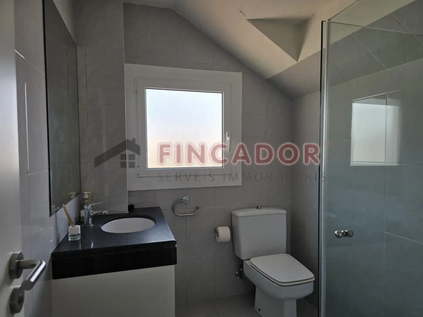 Badezimmer von Maisonette zum Verkauf in Barcelona mit Klimaanlage, Heizung und Parkett