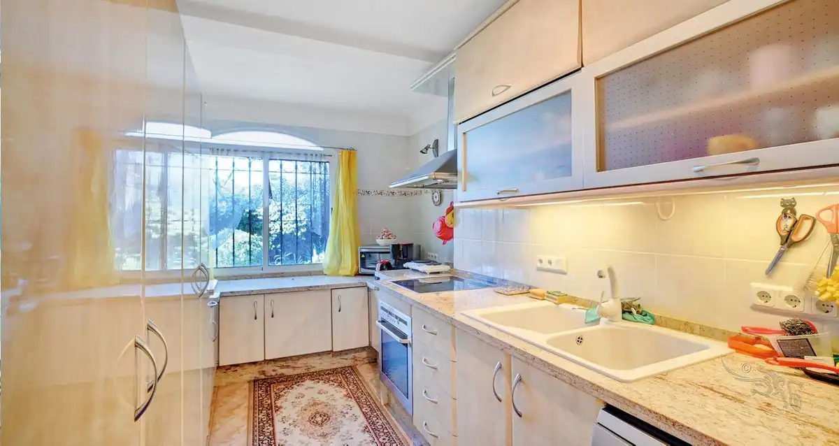 Cuina de Casa o xalet en venda en Marbella amb Jardí privat
