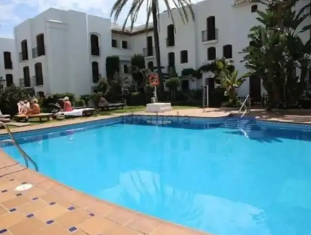 Piscina de Estudio de alquiler en Estepona con Aire acondicionado, Calefacción y Jardín privado