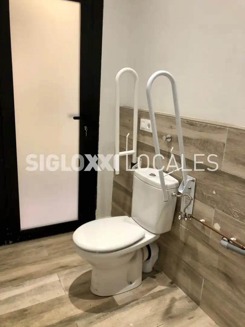Bany de Local de lloguer en Barcelona amb Aire condicionat