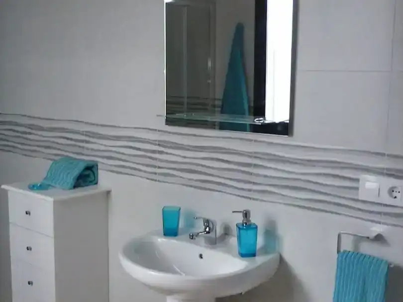 Badezimmer von Erdgeschoss zur Miete in Guillena mit Klimaanlage, Abstellraum und Möbliert