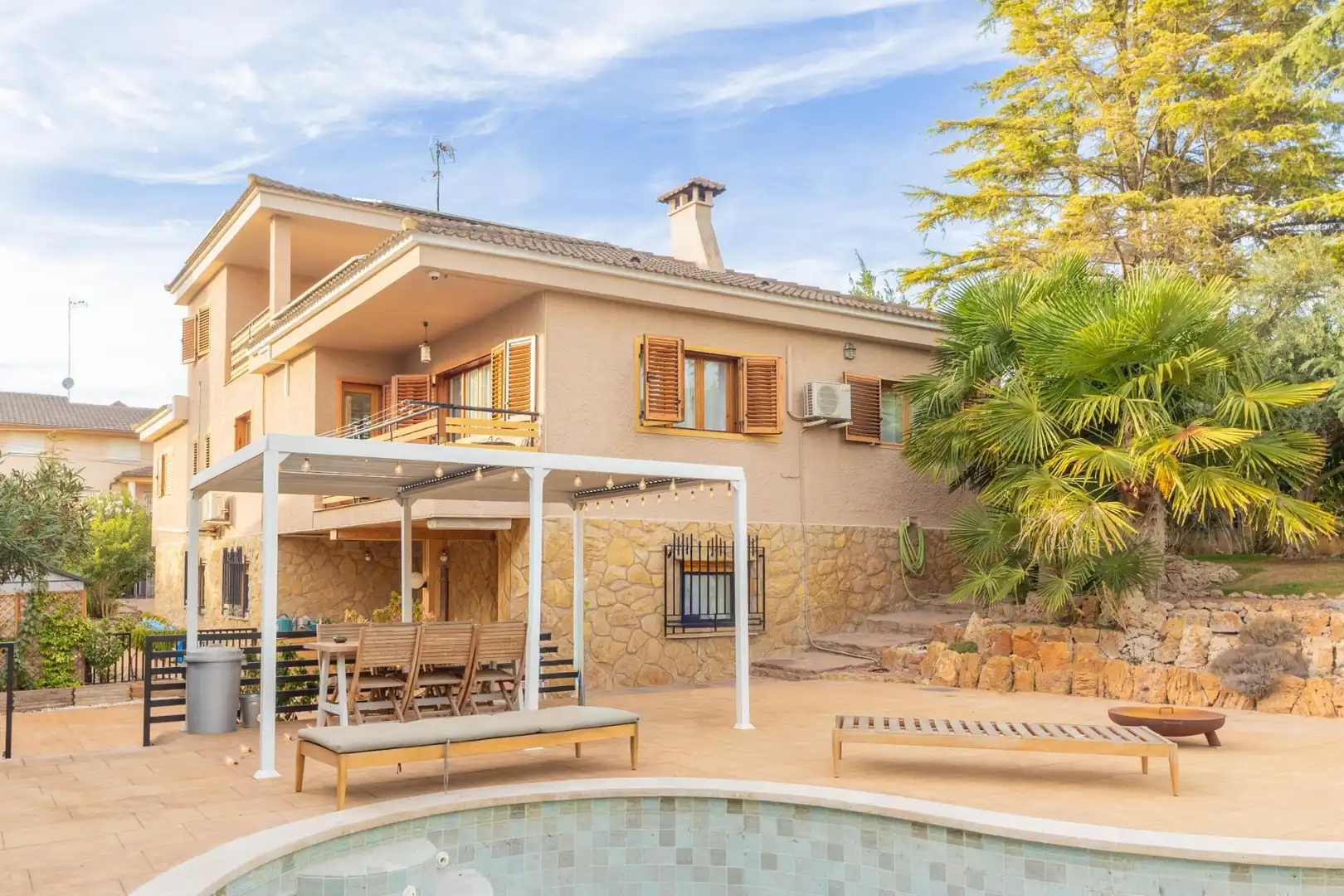 Vista exterior de Casa o xalet en venda en Requena amb Jardí privat, Terrassa i Piscina