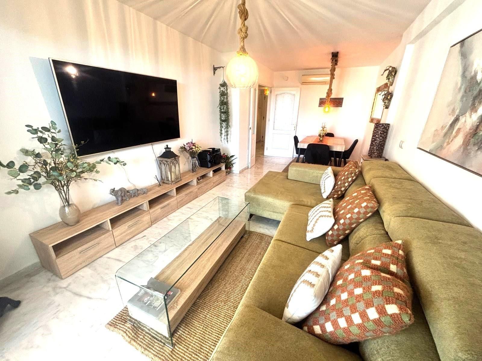 Sala d'estar de Casa adosada en venda en Benalmádena amb Aire condicionat, Calefacció i Jardí privat