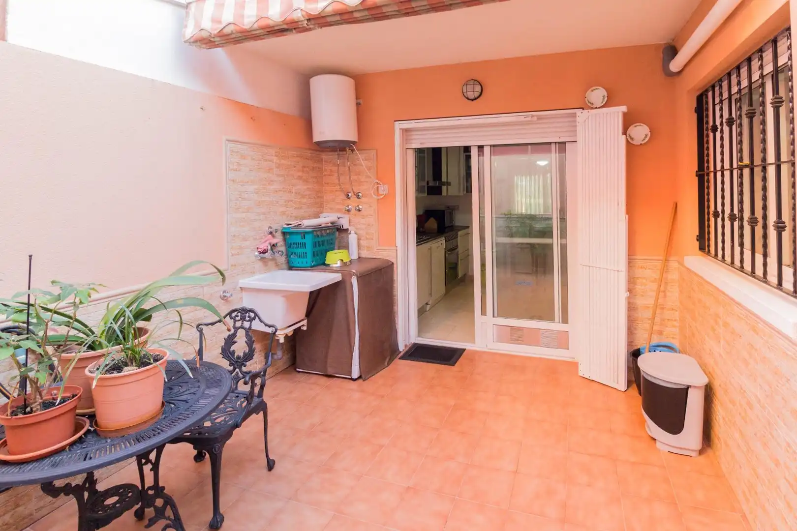 Cuina de Casa adosada en venda en Orihuela amb Aire condicionat, Terrassa i Traster