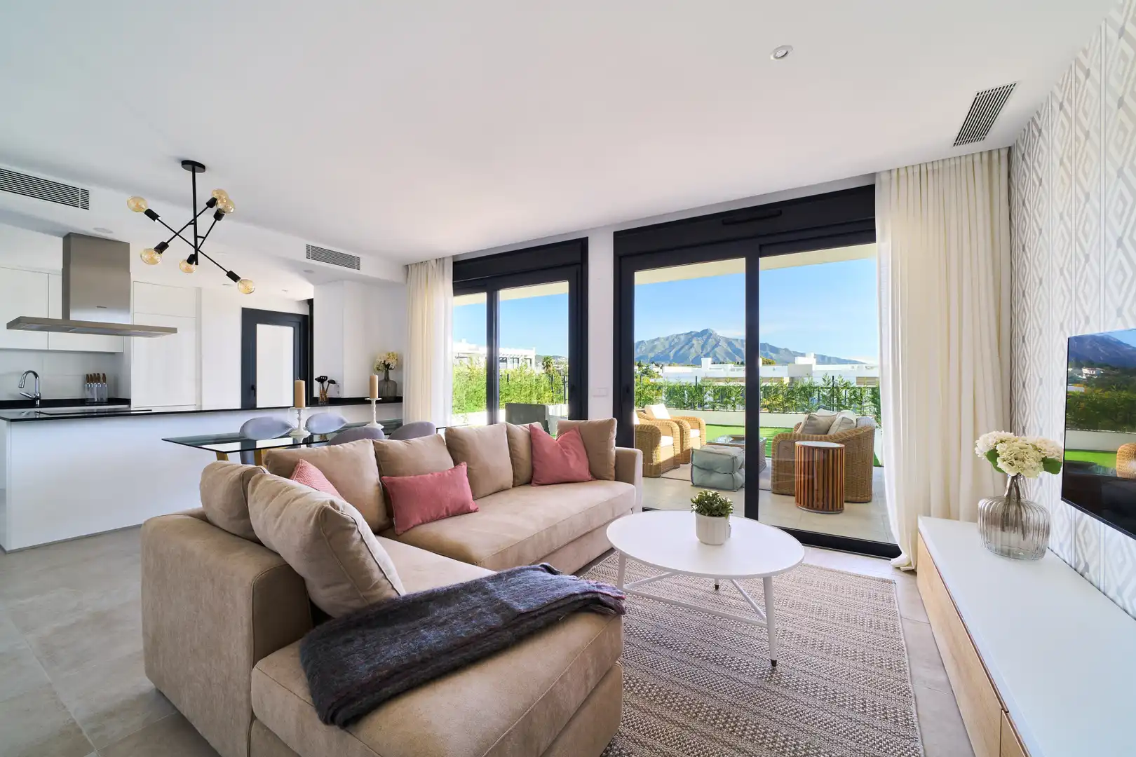 Sala de estar de Planta baja en venta en Estepona con Aire acondicionado, Jardín privado y Terraza