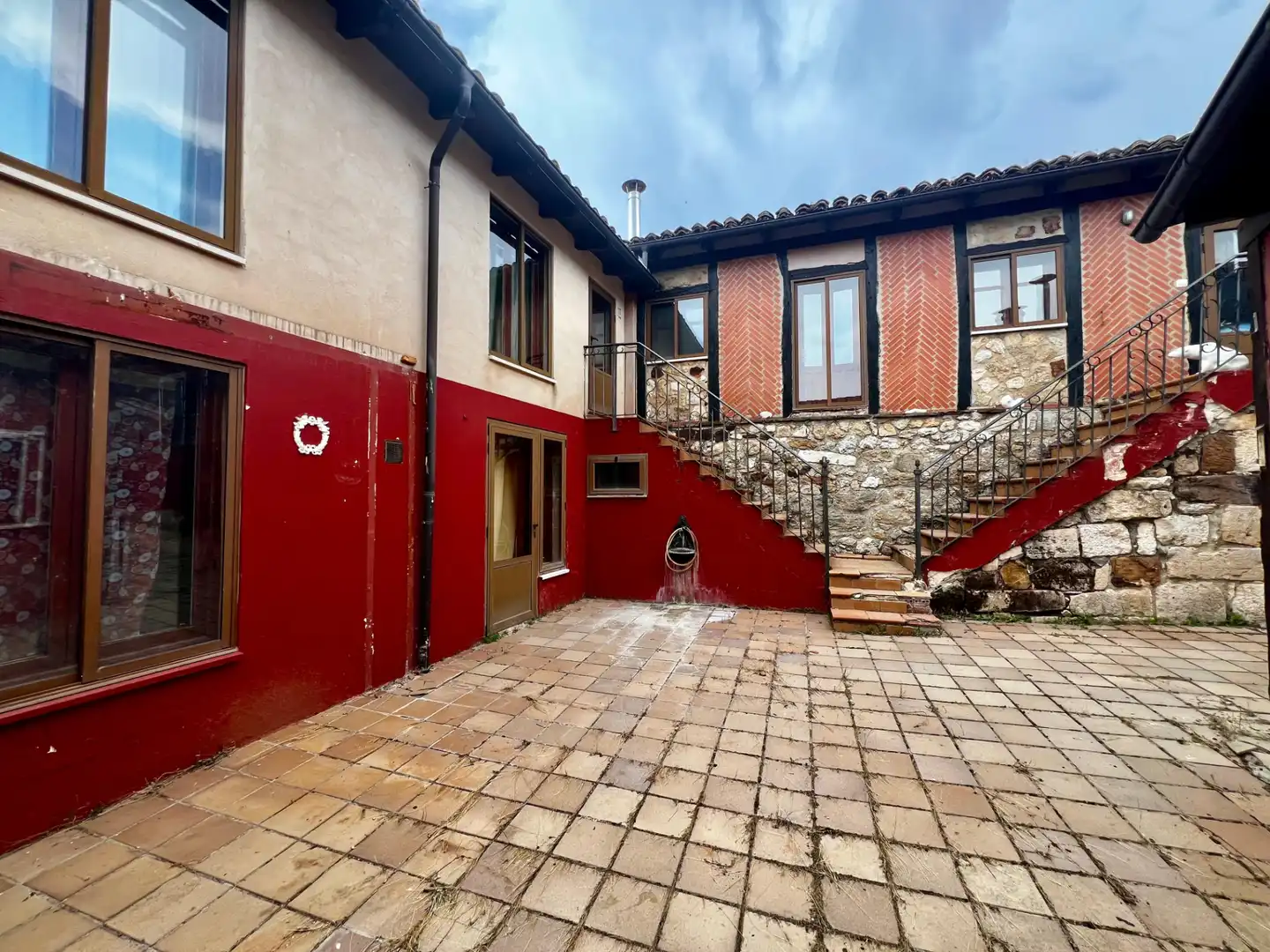 Vista exterior de Edificio en venta en Valle de Valdelucio