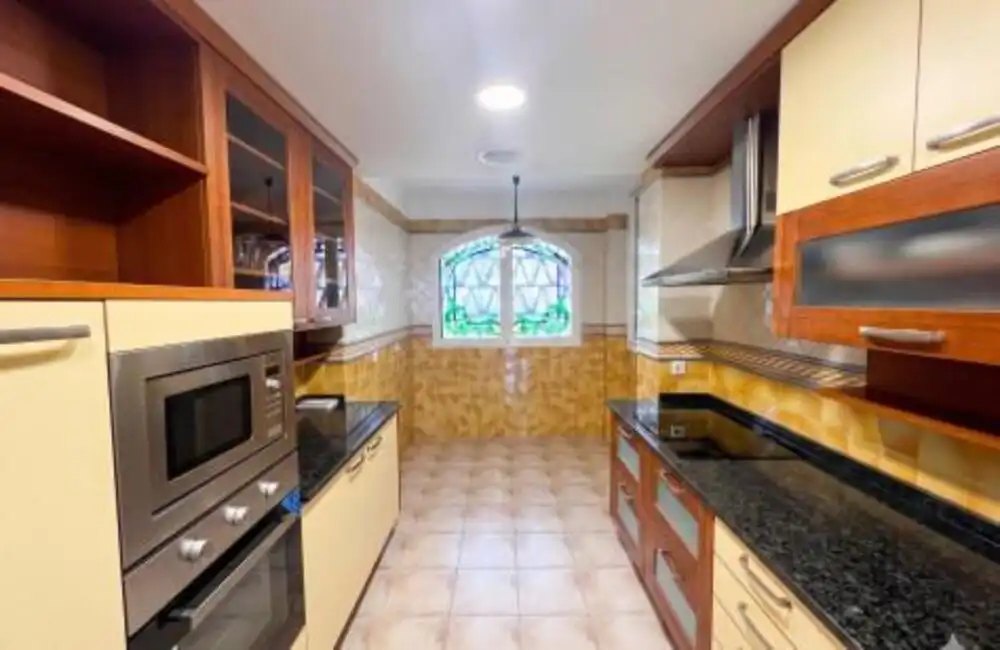 Cuina de Apartament de lloguer en Marbella amb Aire condicionat, Terrassa i Moblat