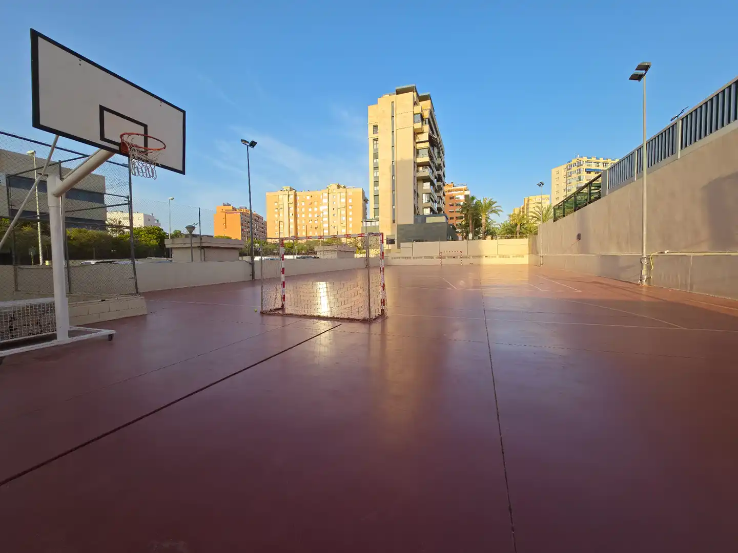 Vista exterior de Pis en venda en Alicante / Alacant amb Aire condicionat, Terrassa i Piscina comunitària