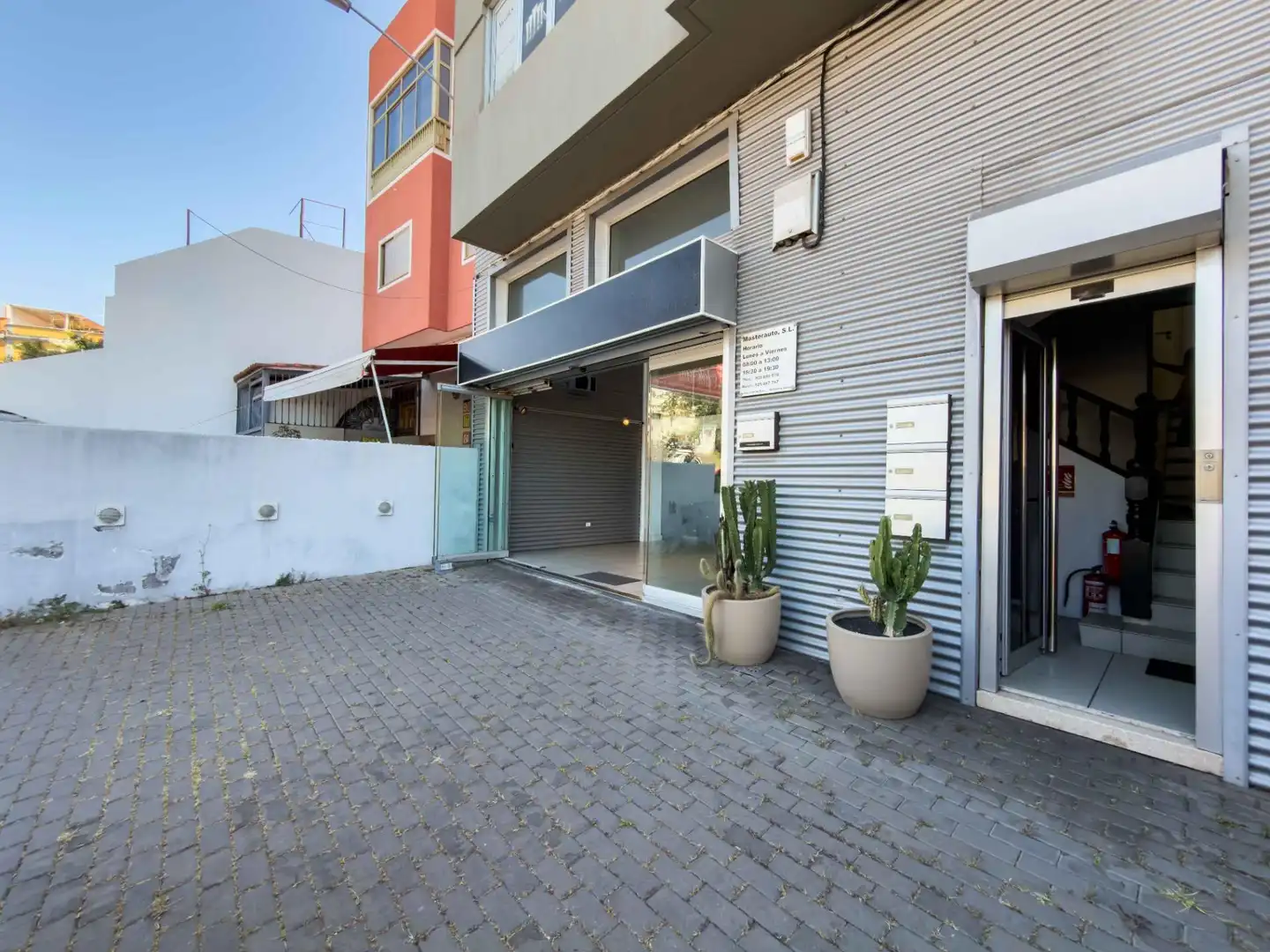 Vista exterior de Local en venda en Santa Cruz de Tenerife amb Aire condicionat i Moblat