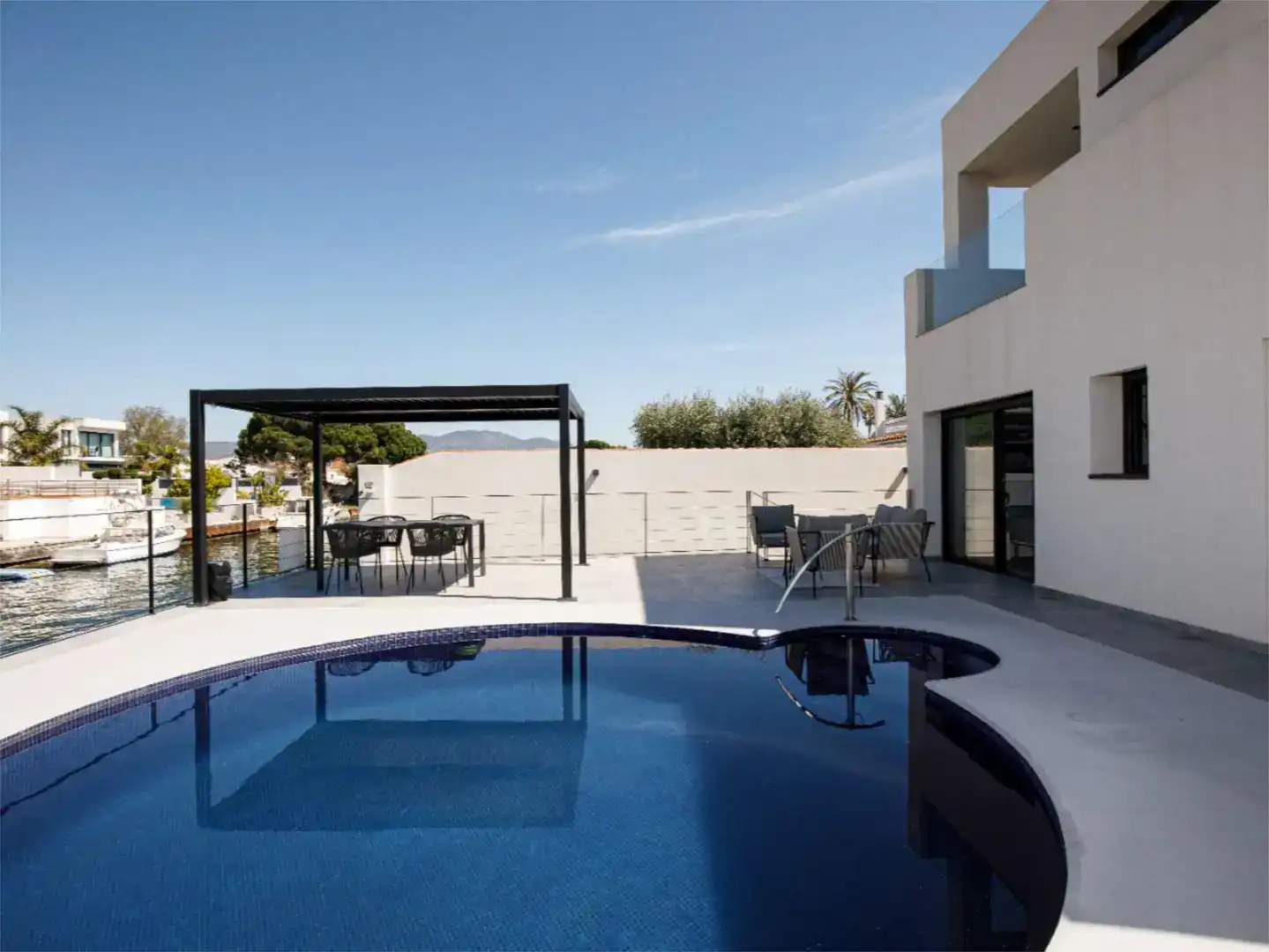 Swimming pool of Houses for sale in Empuriabrava  with Air Conditioner, Swimming Pool and Balcony