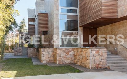 Vista exterior de Casa o xalet en venda en  Madrid Capital amb Aire condicionat, Terrassa i Piscina