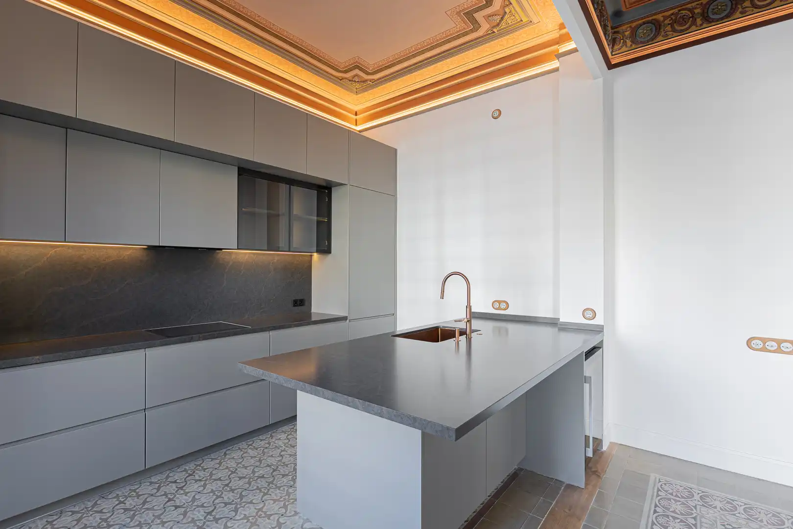 Küche von Wohnung zum Verkauf in Barcelona mit Klimaanlage, Heizung und Balkon