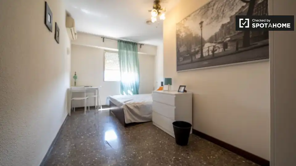Habitación de Piso de alquiler en Valencia con Aire acondicionado, Calefacción y Amueblado
