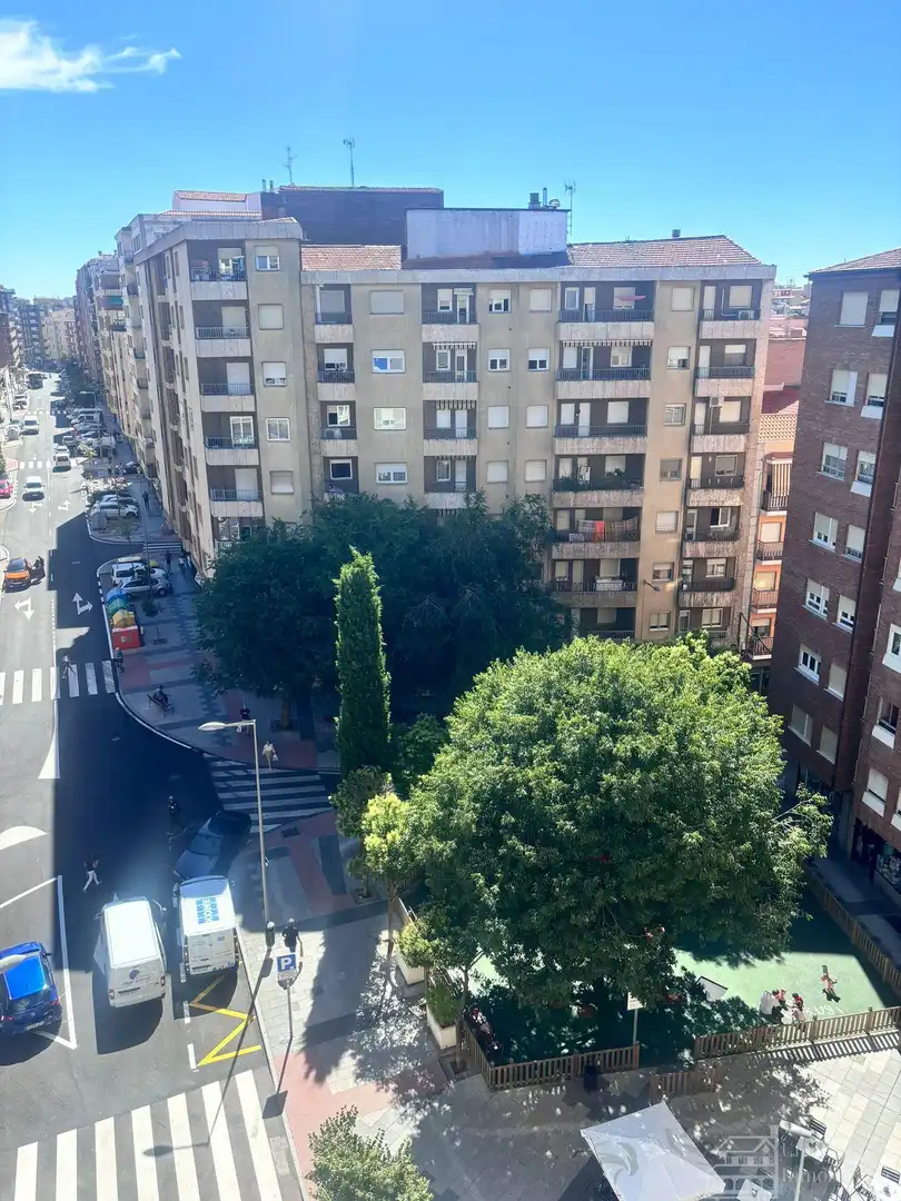 Vista exterior de Pis per a compartir en Salamanca amb Calefacció, Moblat i Balcó