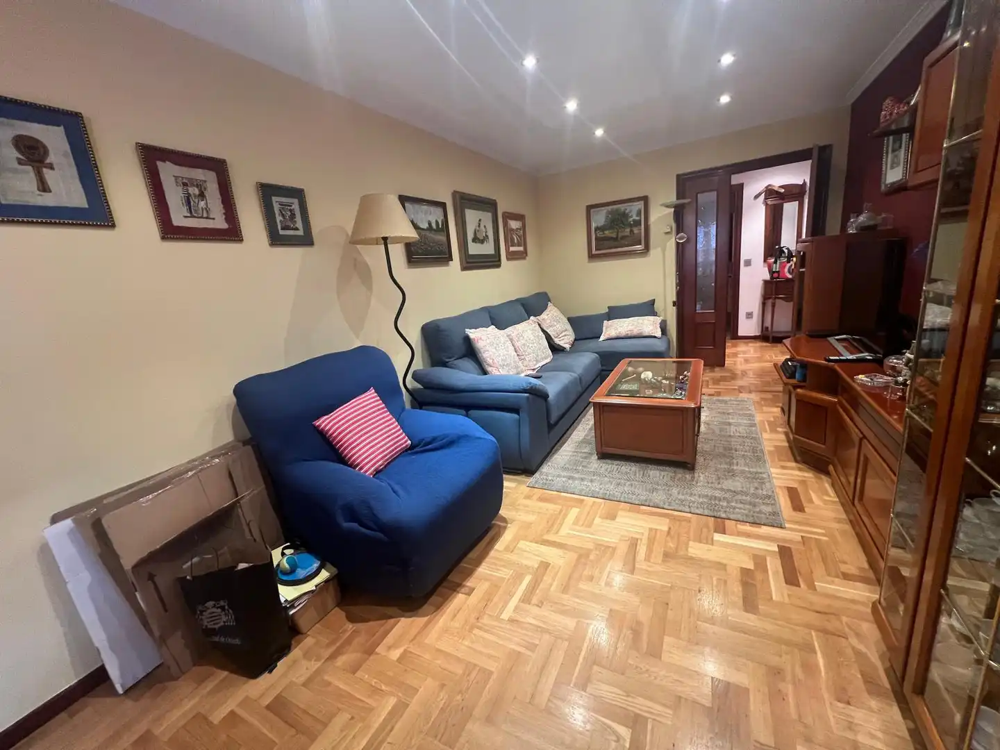 Sala d'estar de Pis de lloguer en Gijón  amb Calefacció, Parquet i Moblat