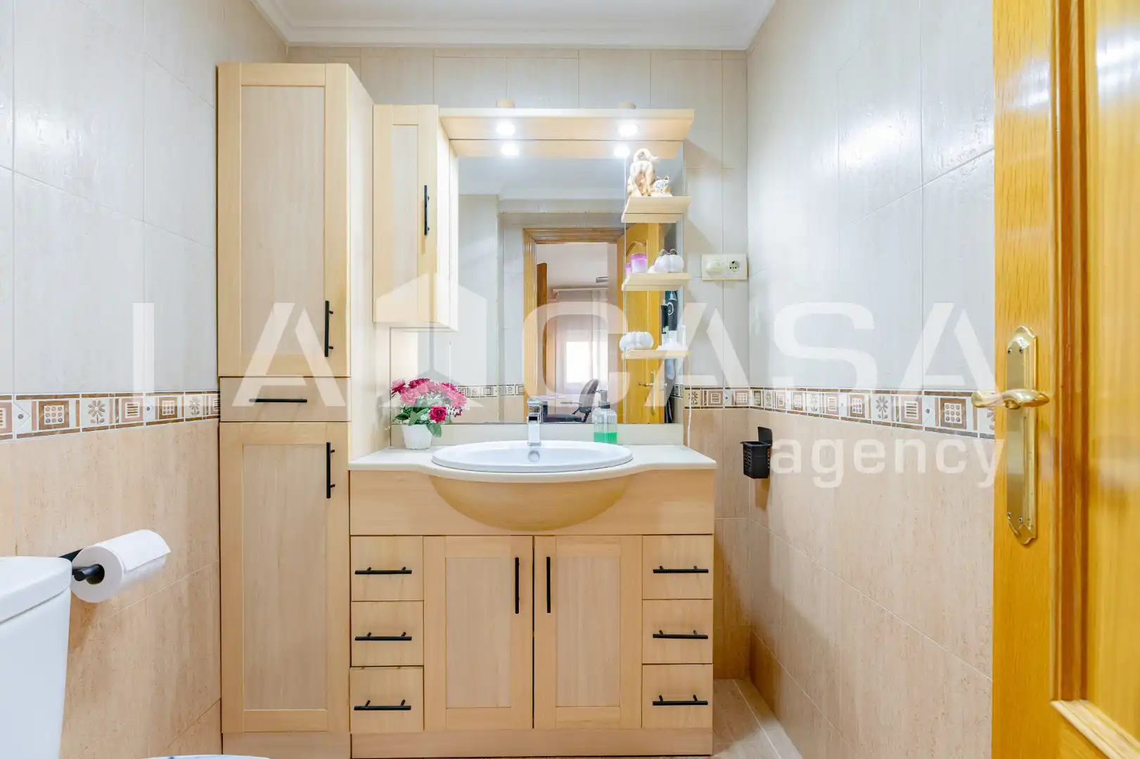 Bathroom of Flat for sale in Valencia  with Oven and Washing machine