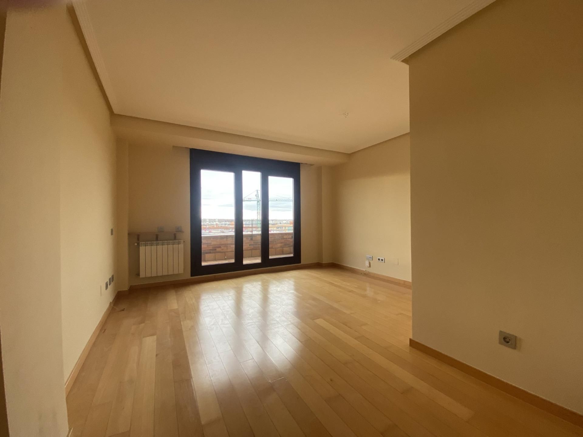 Sala d'estar de Pis de lloguer en Las Rozas de Madrid amb Calefacció, Jardí privat i Terrassa