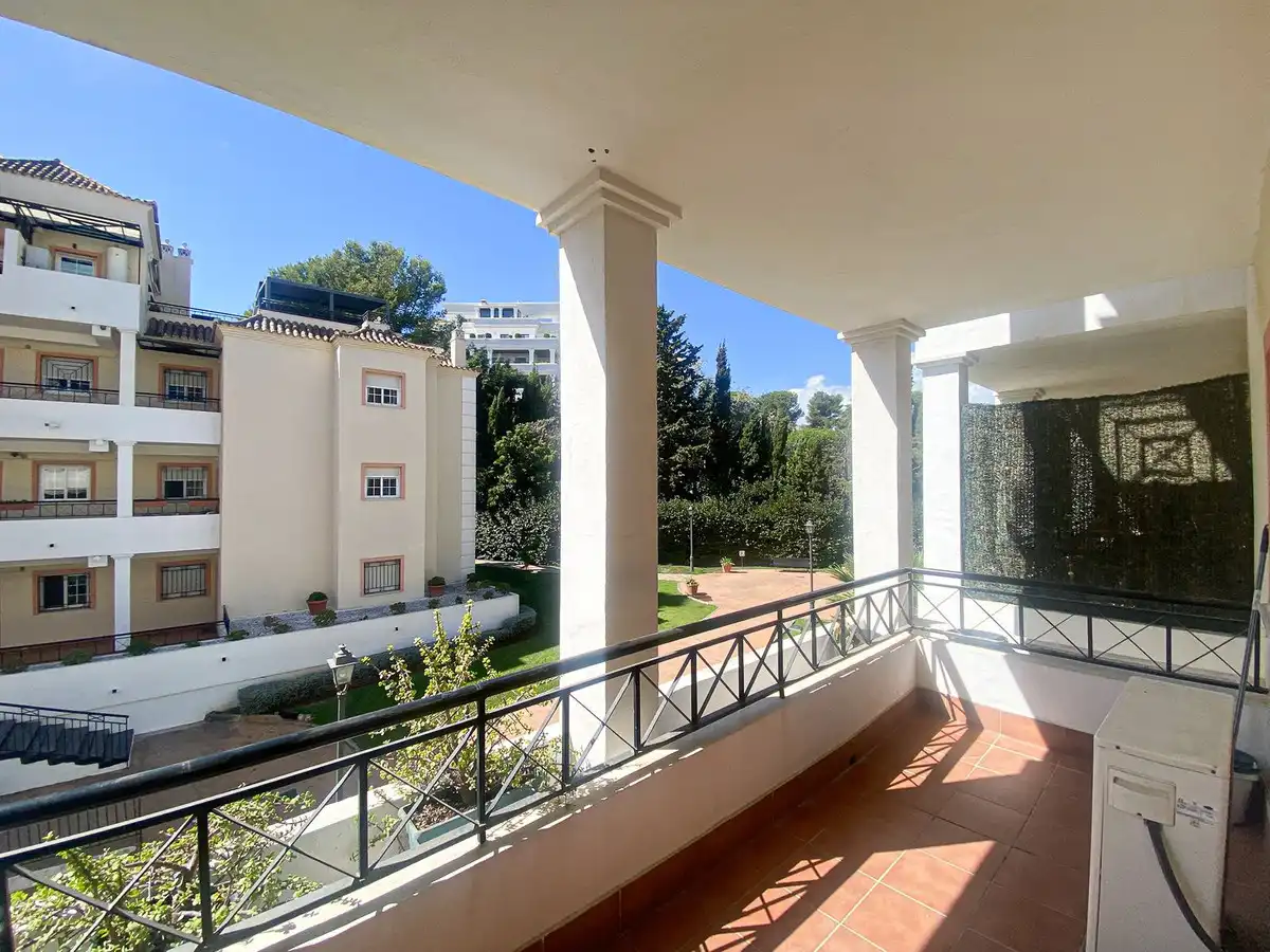Vista exterior de Apartamento en venta en Marbella con Terraza y Piscina comunitaria