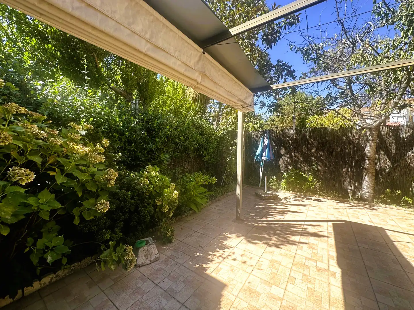 Terrasse von Einfamilien-Reihenhaus zum Verkauf in Algete mit Klimaanlage, Heizung und Privatgarten