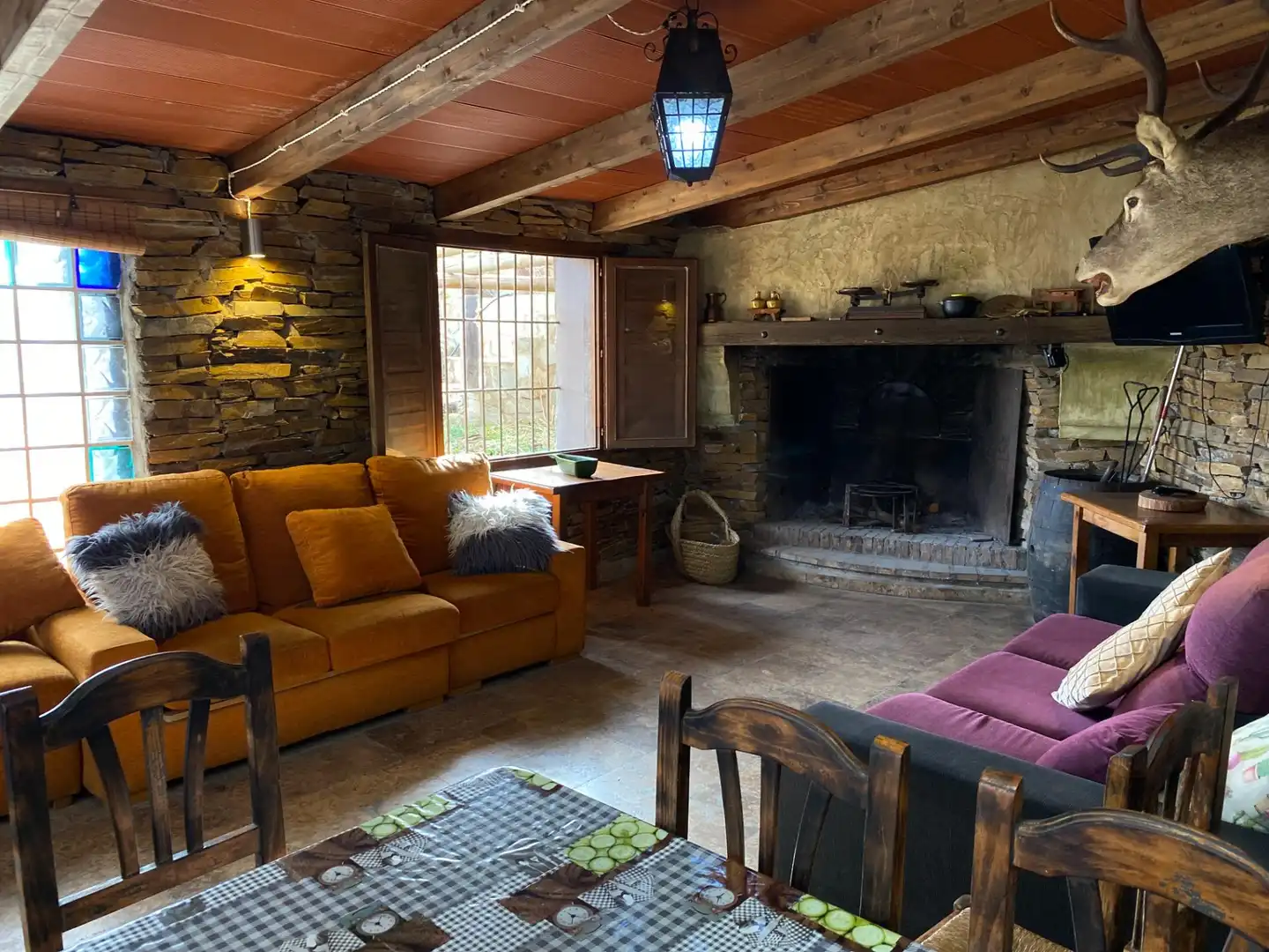 Sala d'estar de Finca rústica en venda en Las Tres Villas amb Moblat