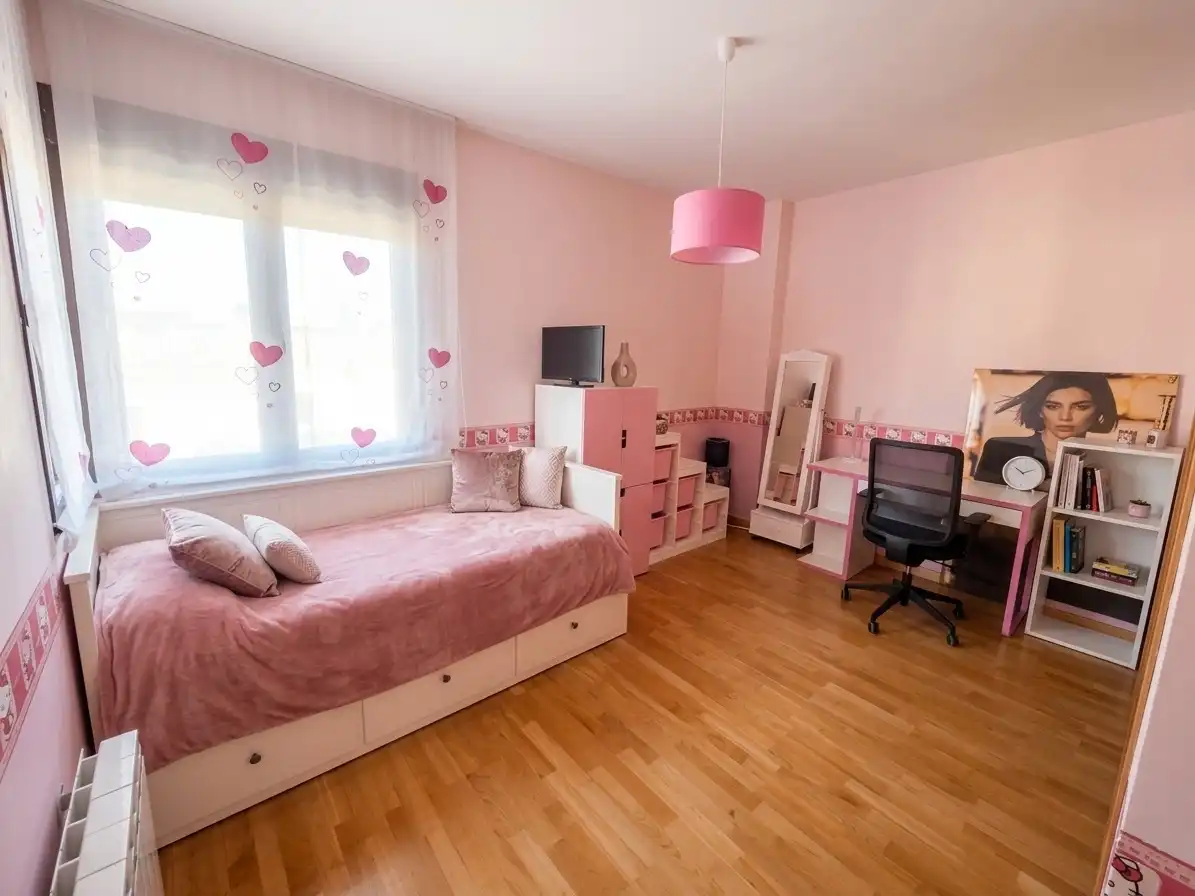Habitación de Casa adosada en venta en Ciudad Real con Aire acondicionado, Calefacción y Jardín privado