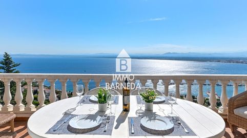 Bonito apartamento con amplia terraza y vistas espectaculares, piscina y parking en Puig Rom, Roses