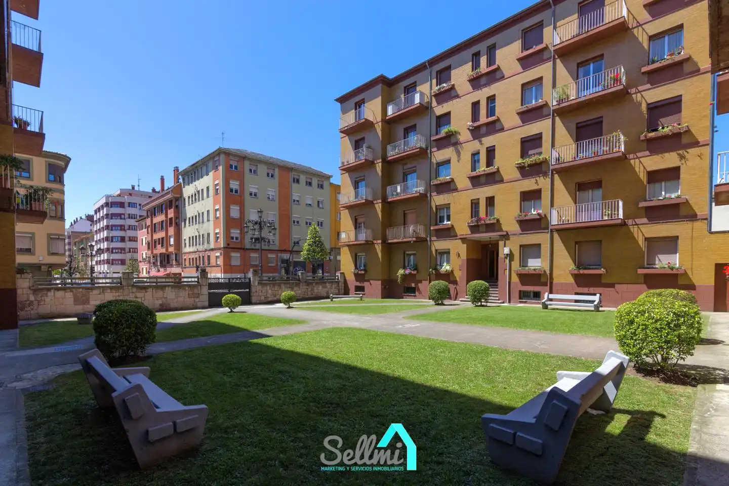 Außenansicht von Wohnung zum Verkauf in Oviedo  mit Heizung, Parkett und Terrasse