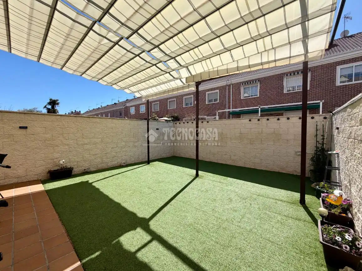 Terrasse von Einfamilien-Reihenhaus zum Verkauf in Azuqueca de Henares mit Klimaanlage und Heizung