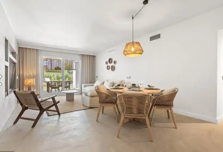 Menjador de Planta baixa en venda en Estepona amb Aire condicionat, Jardí privat i Terrassa