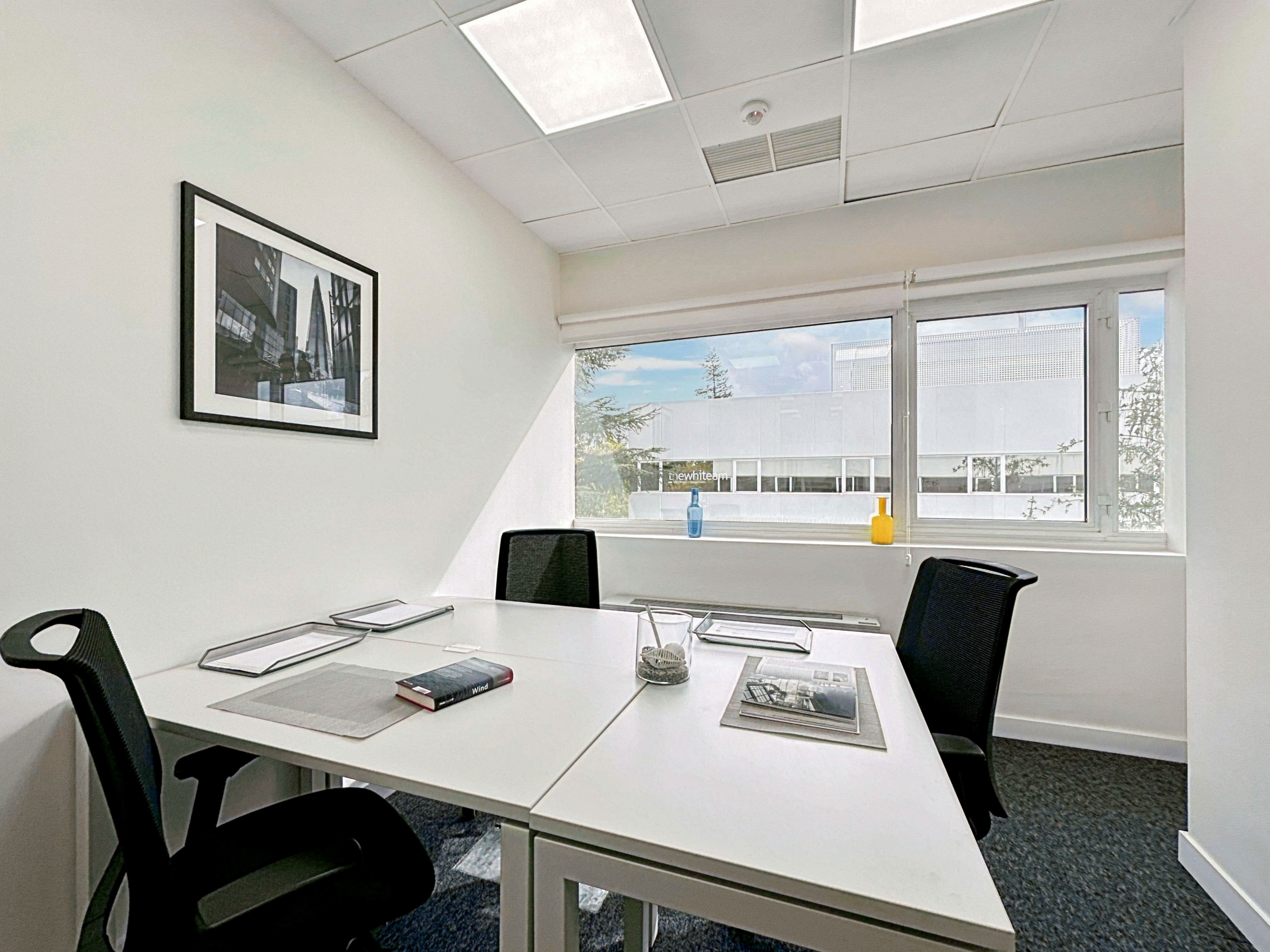 Office to rent in Tres Cantos  with Air Conditioner, Heating and Furnished
