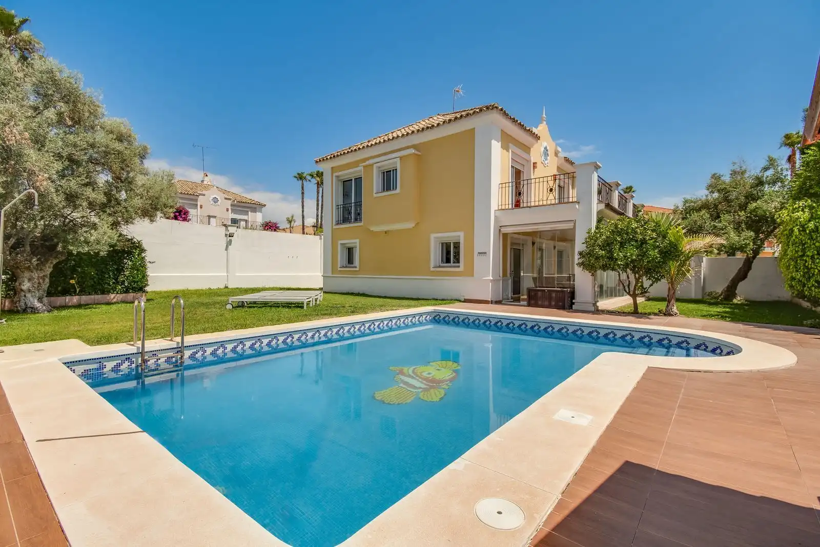 Piscina de Casa o xalet en venda en Manilva amb Aire condicionat, Jardí privat i Piscina
