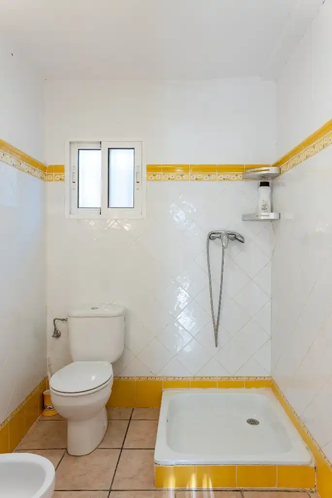 Baño de Casa o chalet en venta en Castalla con Jardín privado, Piscina y Amueblado