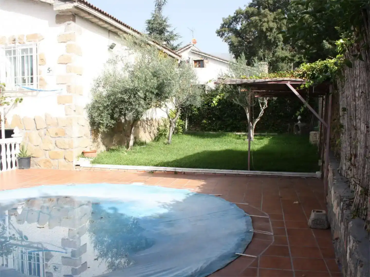 Piscina de Casa o xalet en venda en La Adrada  amb Aire condicionat, Piscina i Balcó