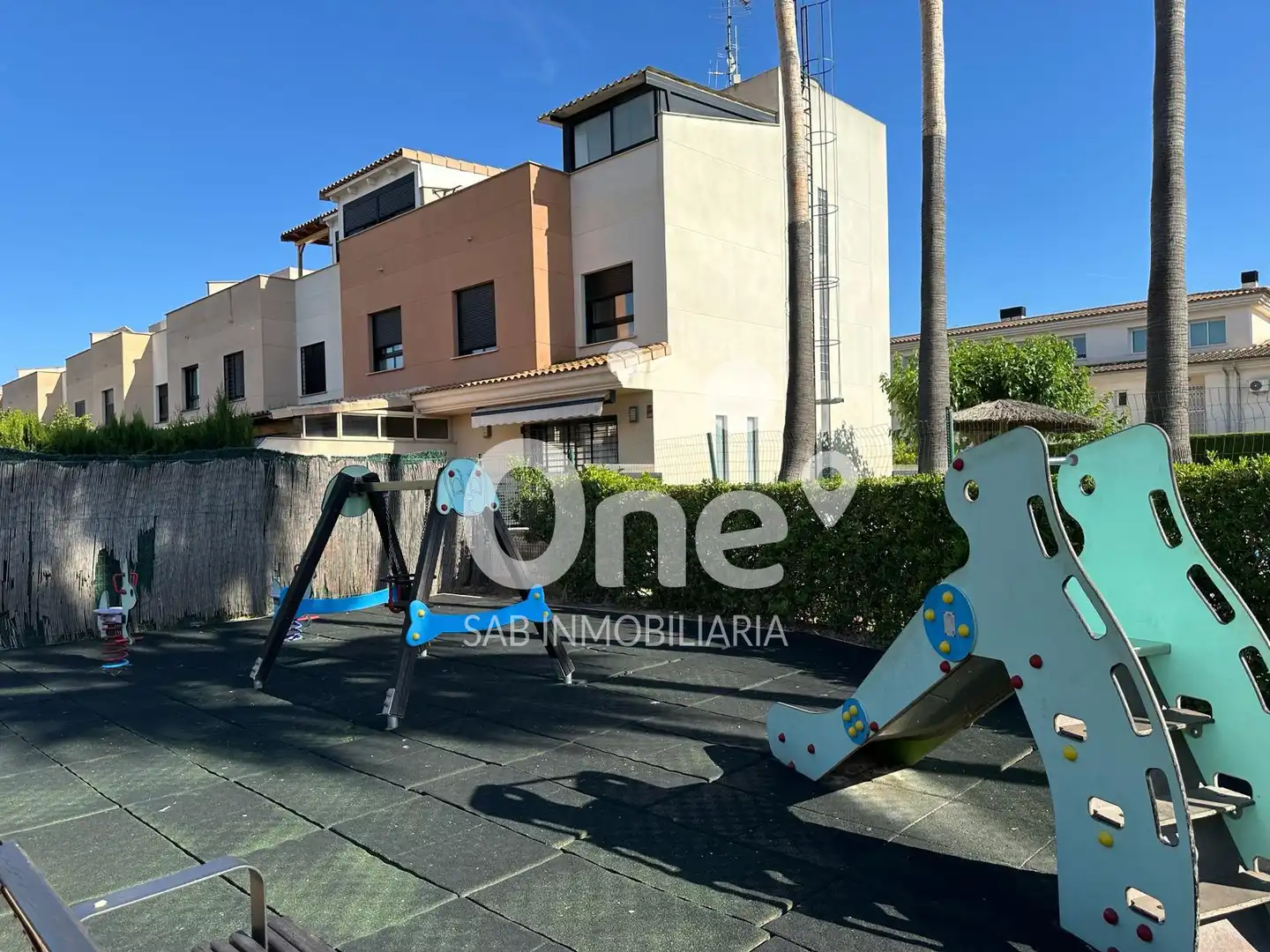 Parkplatz von Einfamilien-Reihenhaus zum Verkauf in San Antonio de Benagéber mit Klimaanlage, Heizung und Privatgarten