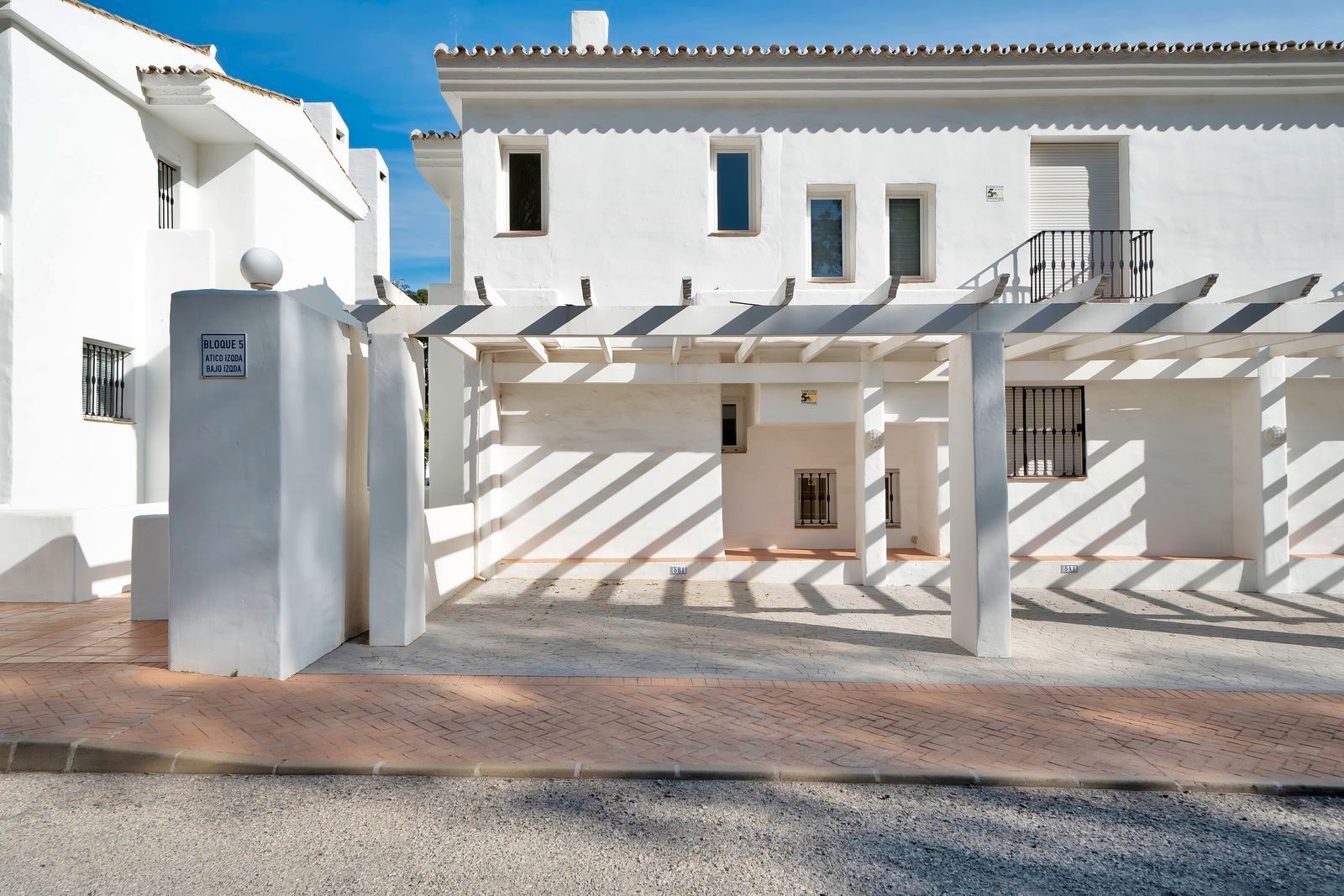Vista exterior de Dúplex en venda en Benahavís amb Aire condicionat, Jardí privat i Terrassa