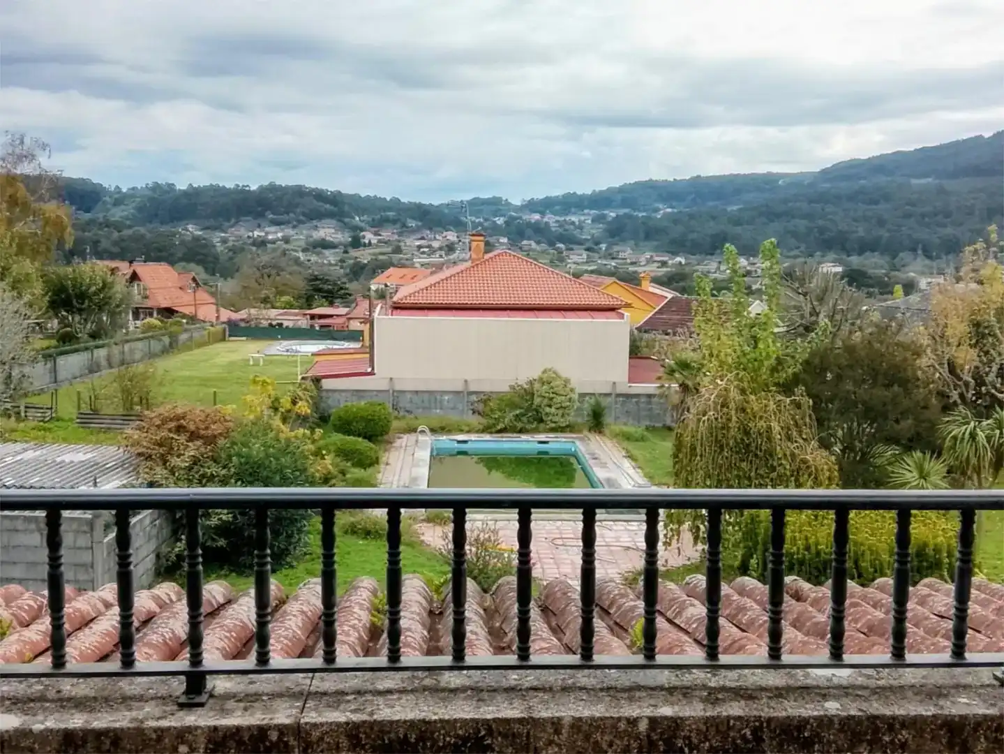 Terrassa de Casa o xalet en venda en Pontevedra Capital  amb Jardí privat, Traster i Piscina