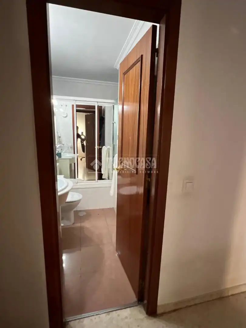 Bathroom of Flat for sale in Sevilla  with Air Conditioner, Heating and Storage room