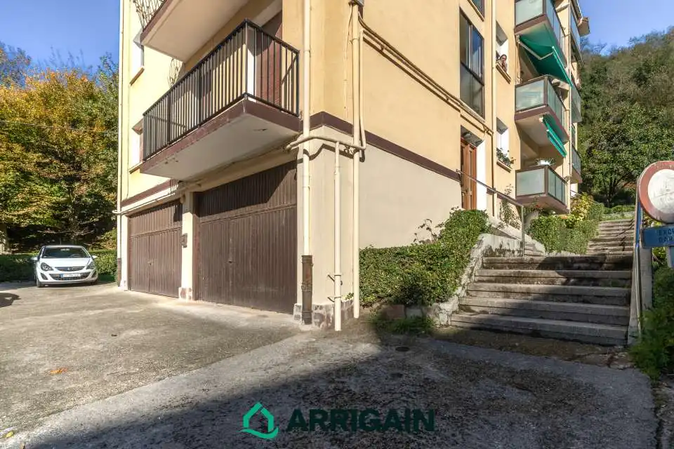 Außenansicht von Wohnung zum Verkauf in Donostia - San Sebastián  mit Heizung, Privatgarten und Balkon