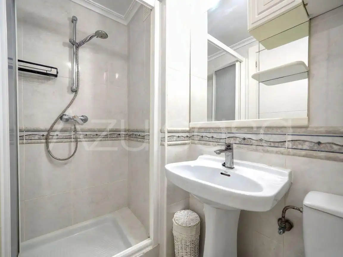 Bathroom of Flat for sale in Benidorm  with Air Conditioner and Community pool