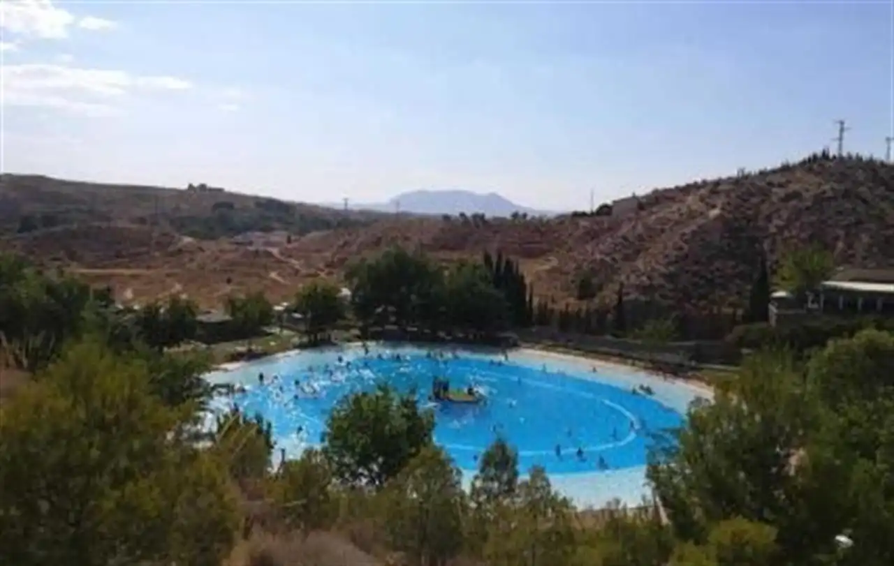 Schwimmbecken von Einfamilien-Reihenhaus zum Verkauf in Cúllar mit Klimaanlage, Heizung und Abstellraum