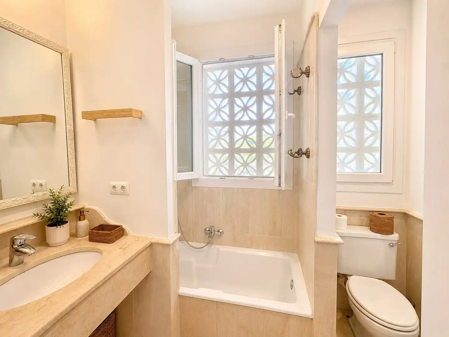 Bathroom of Apartments for sale in Sotogrande  with Air Conditioner, Heating and Terrace