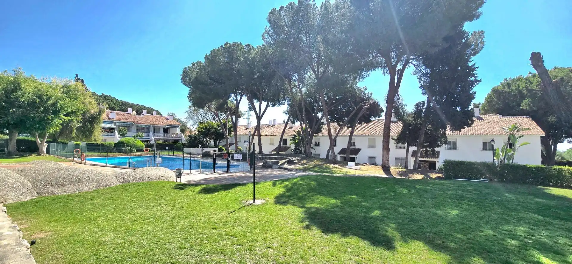 Vista exterior de Planta baixa en venda en Marbella amb Aire condicionat, Jardí privat i Terrassa