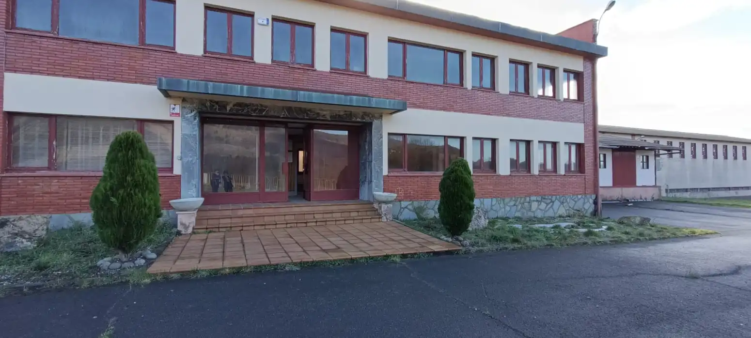 Außenansicht von Fabrikhallen zum Verkauf in Tineo