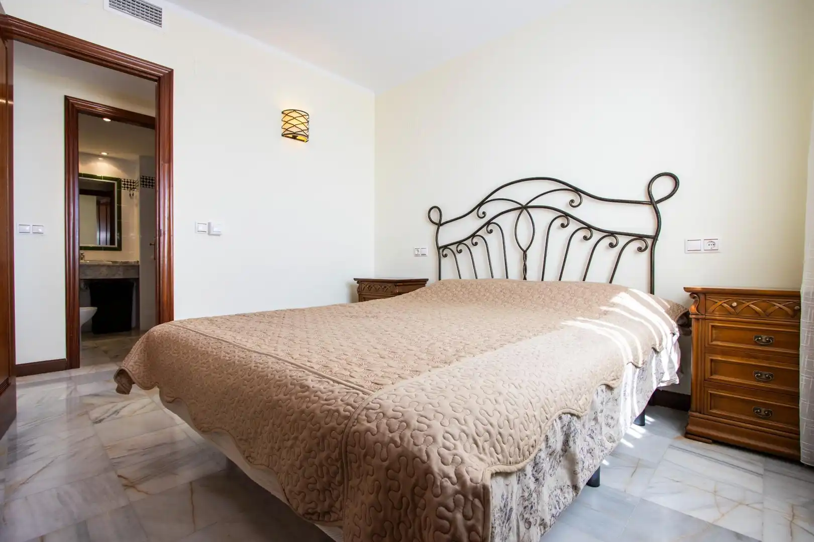 Dormitori de Apartament en venda en Torrevieja amb Jardí privat, Terrassa i Balcó