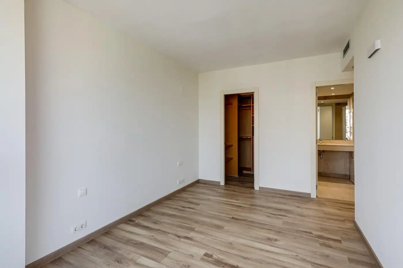 Schlafzimmer von Wohnung zum Verkauf in Barcelona mit Klimaanlage, Heizung und Terrasse