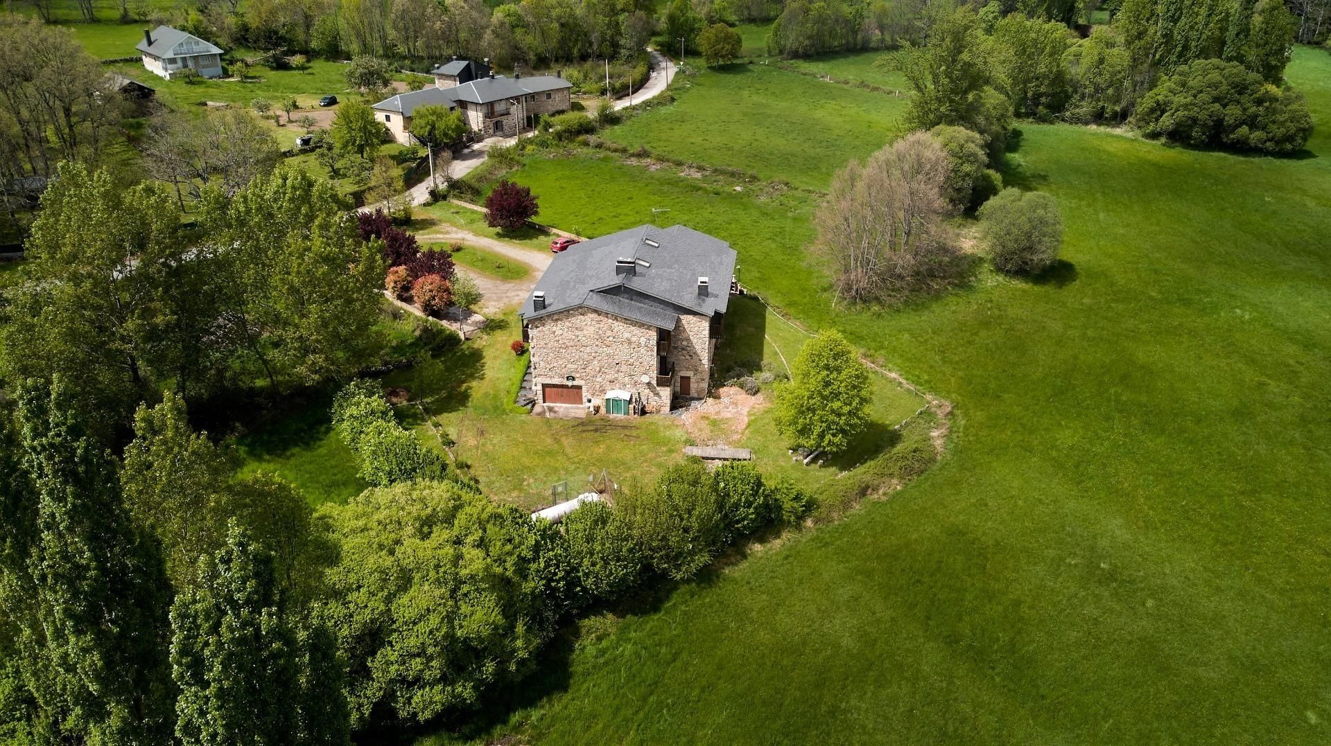 Vista exterior de Finca rústica en venda en Cobreros amb Aire condicionat, Calefacció i Jardí privat