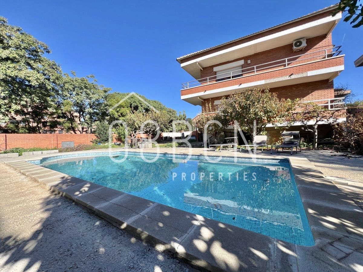 Piscina de Casa o xalet en venda en Sant Joan Despí amb Aire condicionat, Calefacció i Jardí privat