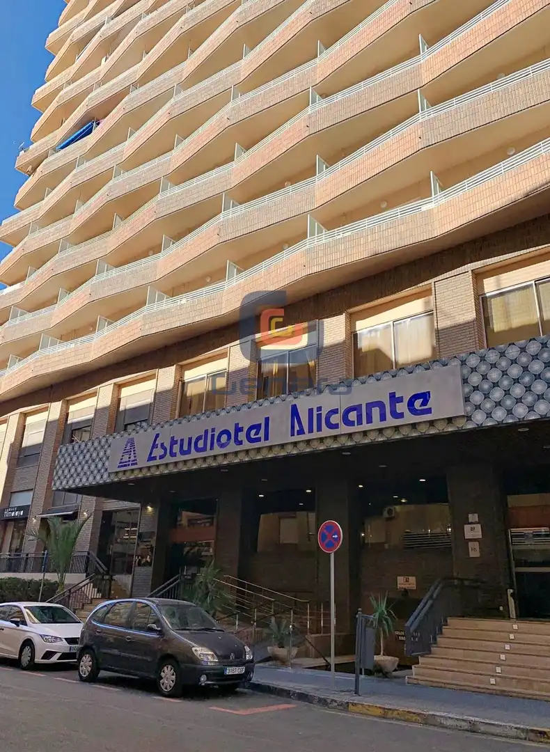 Estudi amb ascensor en venda a Calle POETA VILA Y BLANCO 4